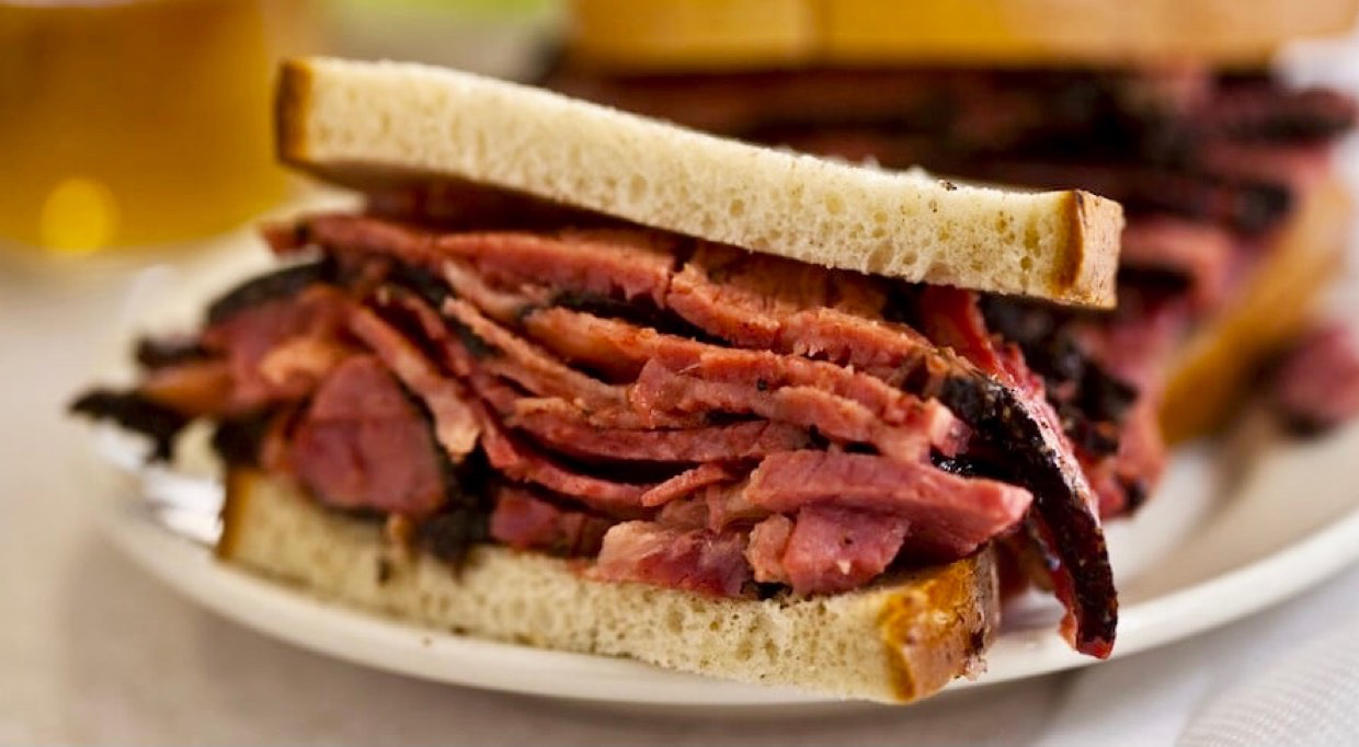 Pastrami da orgasmo: come Katz’s Deli ha trasformato un panino in leggenda