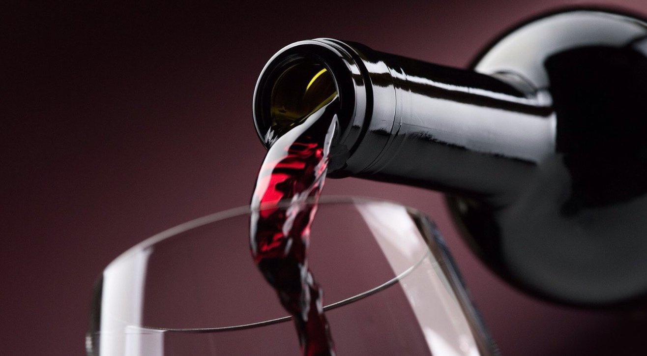 La tempesta perfetta sul vino rosso: chi sta vincendo e chi perderà 